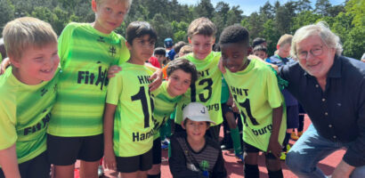 Ein Gruppenfoto von Karsten Bode und dem U9-Team der HNT nach der Pokalübergabe.