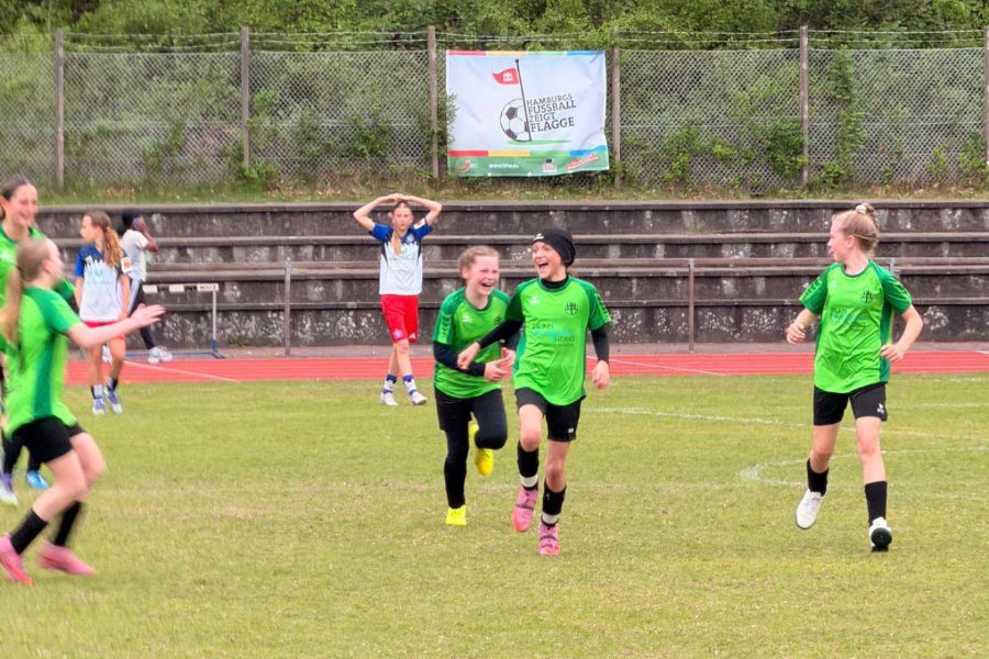 Ein Foto mit mehreren HNT-Spielerinnen, die nach dem Treffer zum 1:0 jubelnd über den Platz laufen.