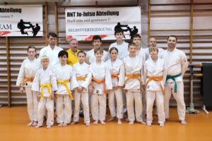 Ein Gruppenfoto der 14 Prüflinge.