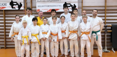 Ein Gruppenfoto der 14 Prüflinge.