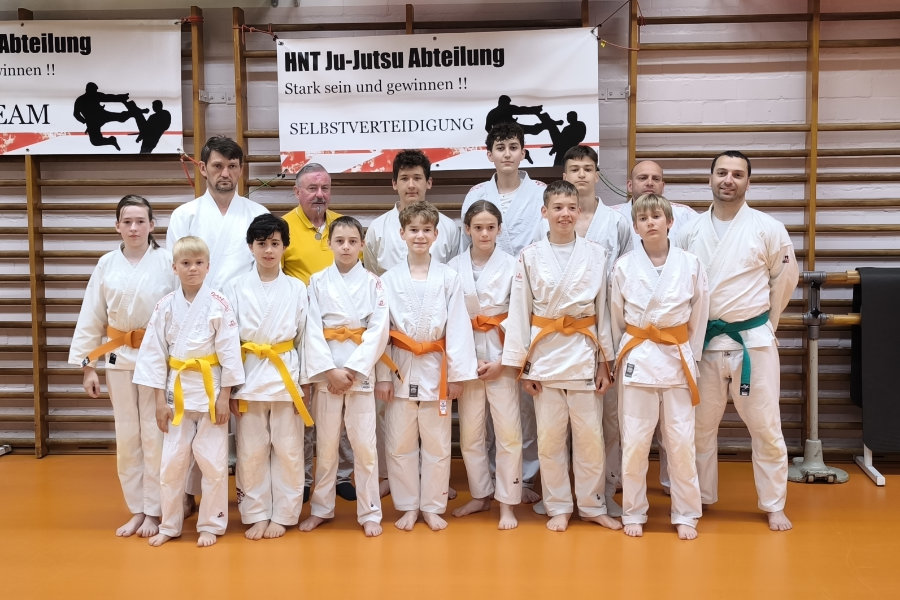 Ein Gruppenfoto der 14 Prüflinge.