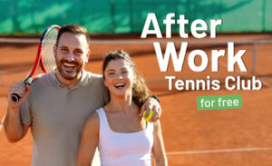 Ein Foto mit einem Mann und einer Frau, die zusammen auf einem Tennisplatz stehen und freudig in die Kamera lächeln, neben ihnen der Slogan "After Work Tennis Club".
