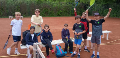 Ein Foto des Tennis U12-Teams der HNT auf dem Tennisfeld.