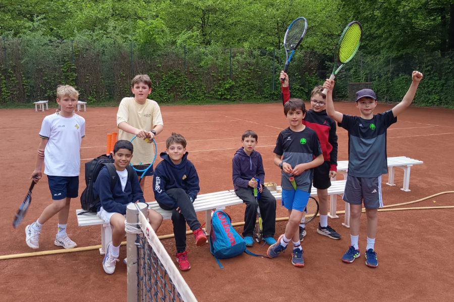Ein Foto des Tennis U12-Teams der HNT auf dem Tennisfeld.