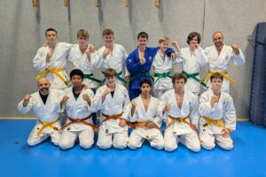 Ein Gruppenfoto in der Sporthalle von den geprüften Judoka.