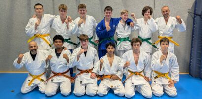 Ein Gruppenfoto in der Sporthalle von den geprüften Judoka.