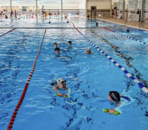 Ein Foto von mehreren HNT-Schwimmer:innen beim Training im Schwimmbecken.