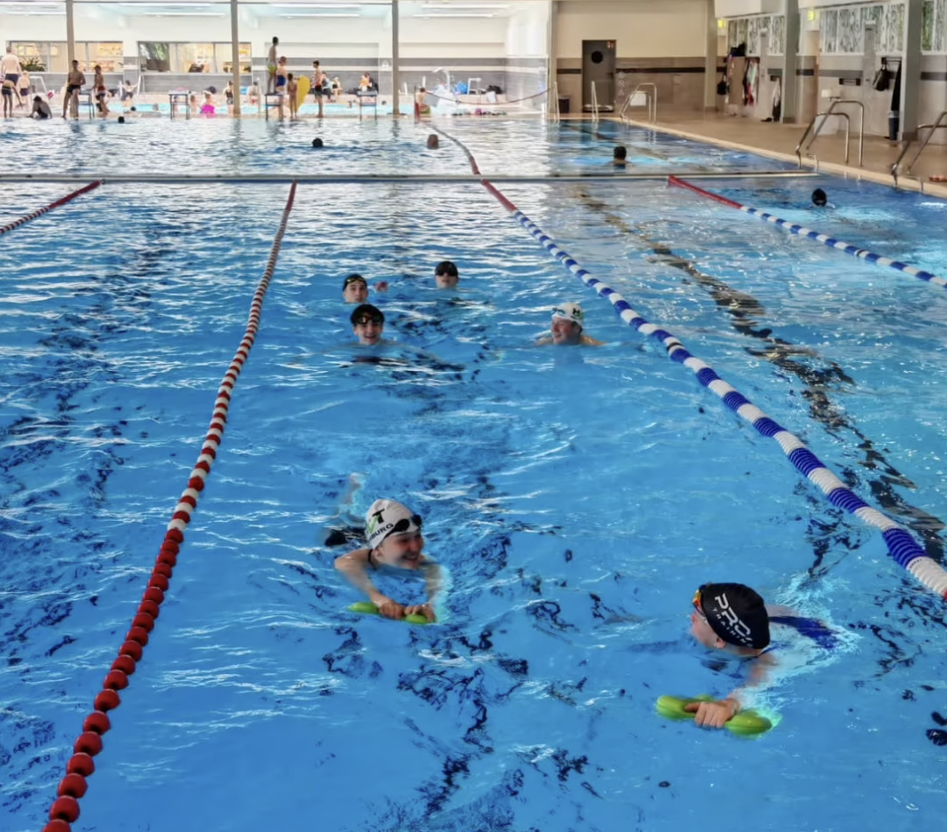 Kurztrainingslager HNT Schwimmen Mai 2026 Ein Foto von mehreren HNT-Schwimmer:innen beim Training im Schwimmbecken.