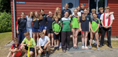 Ein Gruppenfoto der HNT-Schwimmer:innen aus ihrem Kurztainingslager.
