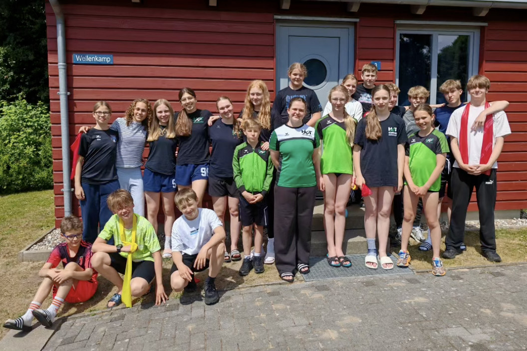 Ein Gruppenfoto der HNT-Schwimmer:innen aus ihrem Kurztainingslager.