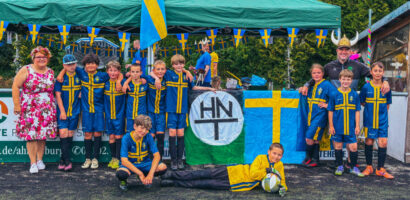 Ein Gruppenfoto der 2. D-Jugend beim Turnier in Hoisdorf, auf dem alle Spieler schwedische Trikots tragen.