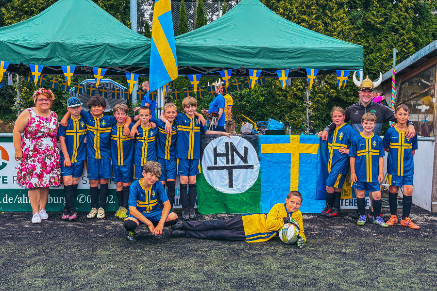 Ein Gruppenfoto der 2. D-Jugend beim Turnier in Hoisdorf, auf dem alle Spieler schwedische Trikots tragen.