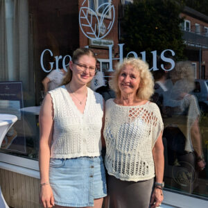 Ein Foto von der Verabschiedung mit Marcela, dem HNT-Präsidium, Mark Schütter und Sophie de Groot vor dem Greek Haus in Neugraben.