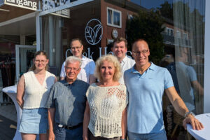 Ein Foto von der Verabschiedung mit Marcela, dem HNT-Präsidium, Mark Schütter und Sophie de Groot vor dem Greek Haus in Neugraben.