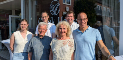Ein Foto von der Verabschiedung mit Marcela, dem HNT-Präsidium, Mark Schütter und Sophie de Groot vor dem Greek Haus in Neugraben.