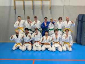 Ein Gruppenfoto in der Sporthalle von den geprüften Judoka.
