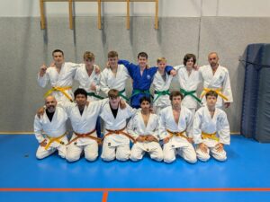 Ein Gruppenfoto in der Sporthalle von den geprüften Judoka.