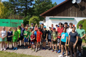 Ein Gruppenfoto der Teilnehmerinnen und Teilnehmer des Turniers.