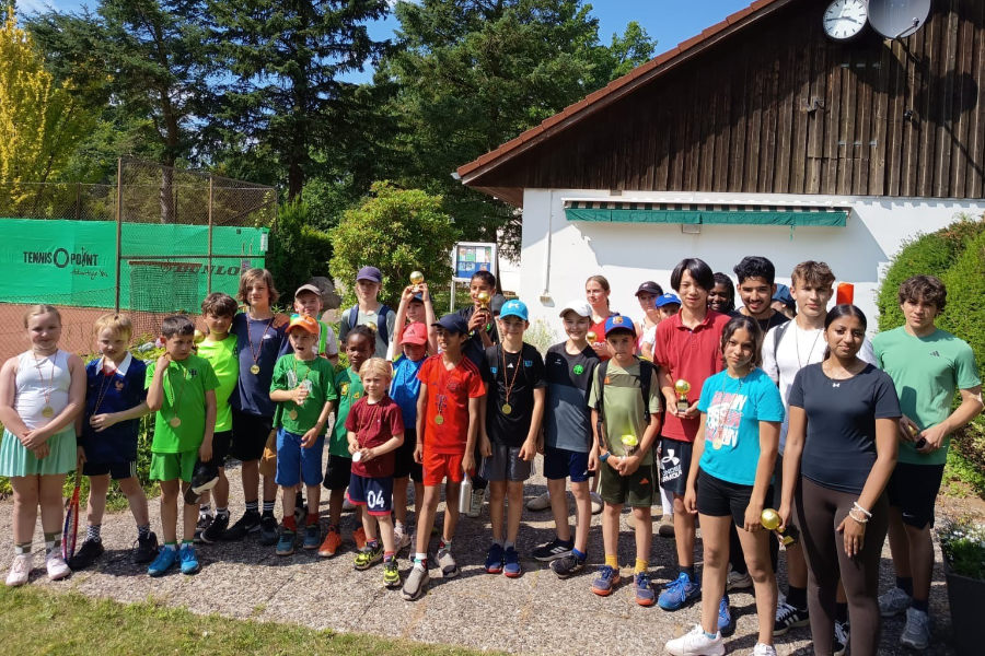 Ein Gruppenfoto der Teilnehmerinnen und Teilnehmer des Turniers.