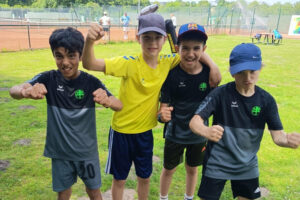 Ein Foto der U12-Junioren, die nebeneinander stehen und über ihren Sieg jubeln.