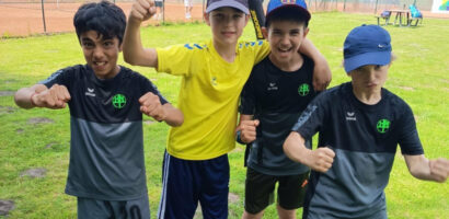 Ein Foto der U12-Junioren, die nebeneinander stehen und über ihren Sieg jubeln.