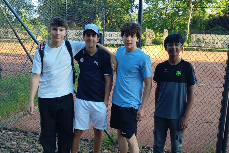 Ein Gruppenfoto des U18-Teams nach dem Saisonauftaktspiel beim TC Wedel.