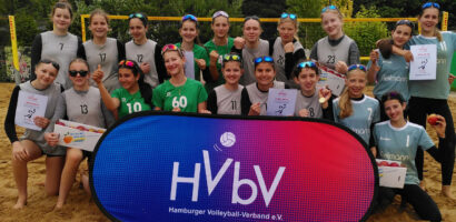 Ein Gruppenfoto von den vier besten Teams des Mädchen-Turniers.