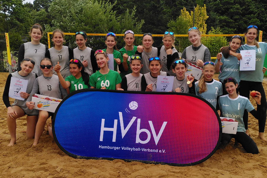 Ein Gruppenfoto von den vier besten Teams des Mädchen-Turniers.