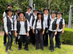 Ein Gruppenfoto der Jolly Boots beim Country-Sommerfest des Domicil Seniorenwohnheims.