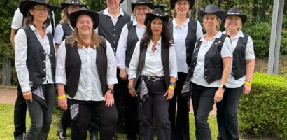 Ein Gruppenfoto der Jolly Boots beim Country-Sommerfest des Domicil Seniorenwohnheims.