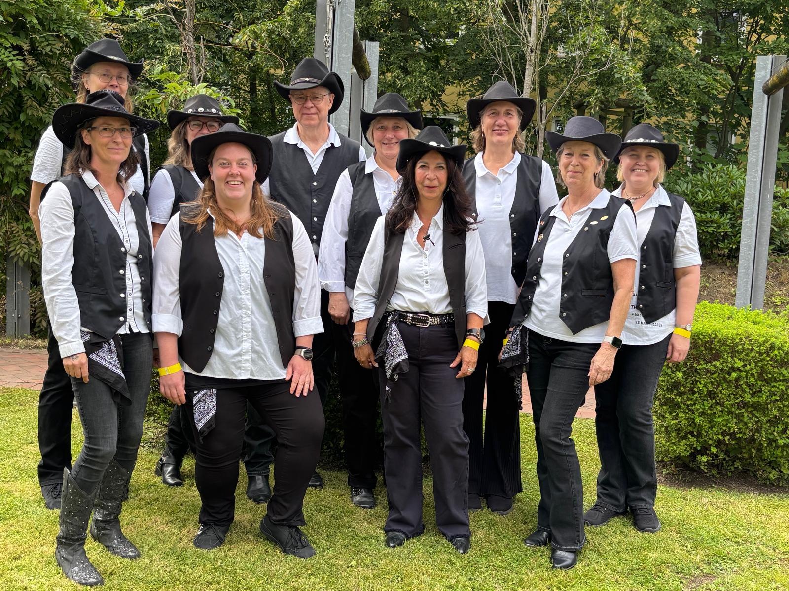 Ein Gruppenfoto der Jolly Boots beim Country-Sommerfest des Domicil Seniorenwohnheims.