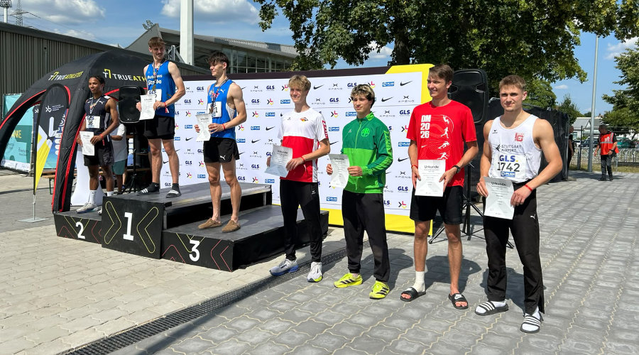 Ein Foto von Nils Hofmann bei der Siegerehrung neben den anderen Finalisten über 400m Hürden.