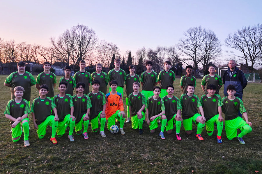 Ein Mannschaftsfoto der 1. C-Jugend, auf dem die Spieler in zwei Reihen in der Mitte eines Rasenplatzes stehen.