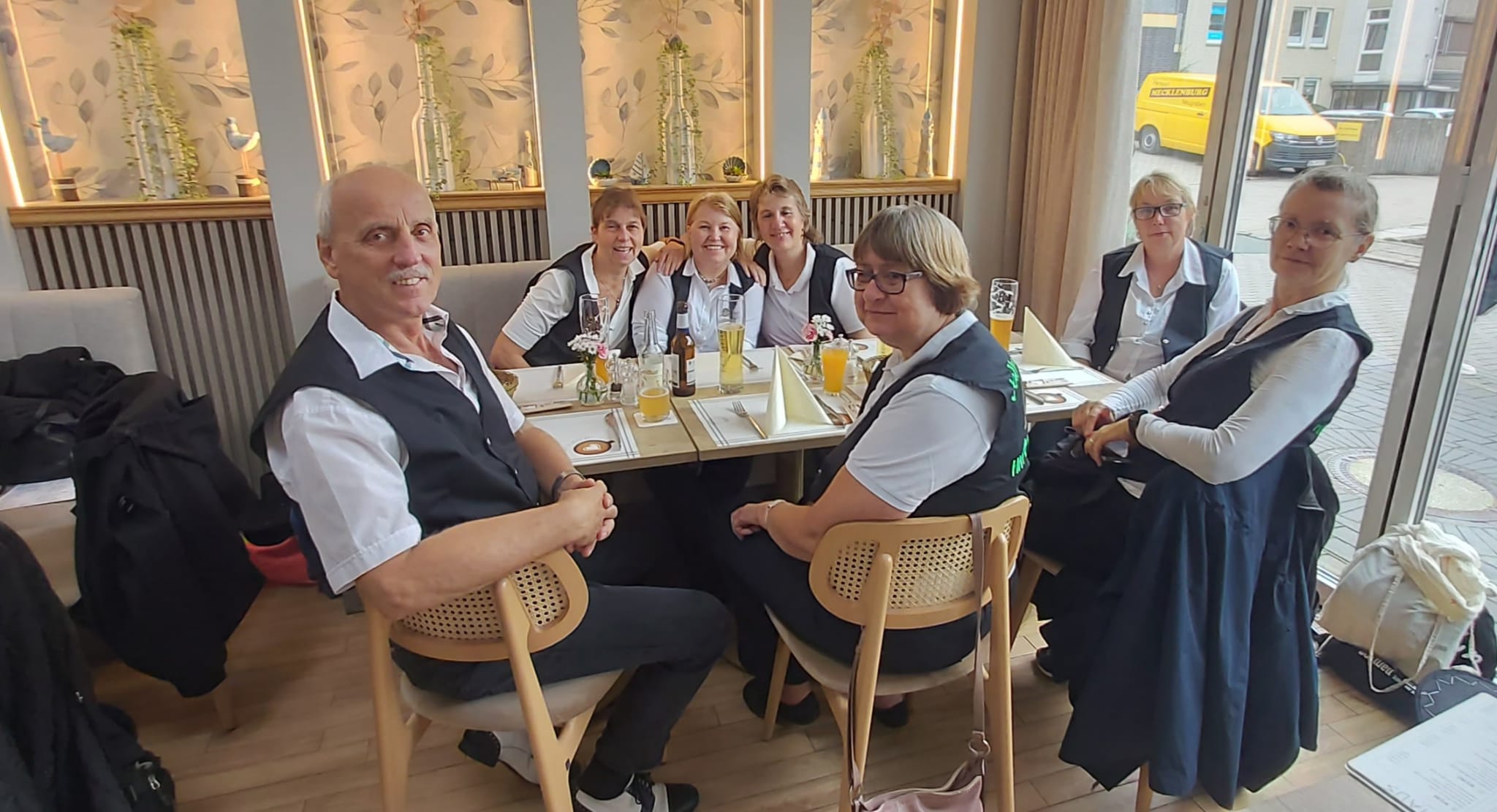 Ein Foto der Jolly Boots beim anschließenden Essen im Greek Haus.