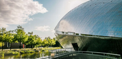 Ein Foto vom futuristischen Gebäude des Universums Bremen.