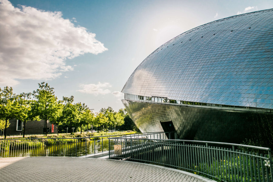 Ein Foto vom futuristischen Gebäude des Universums Bremen.