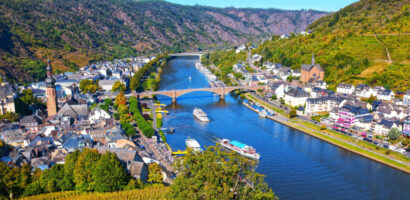 Ein Foto von Cochem an der Mosel, das einen Blick über die Stadt zeigt.