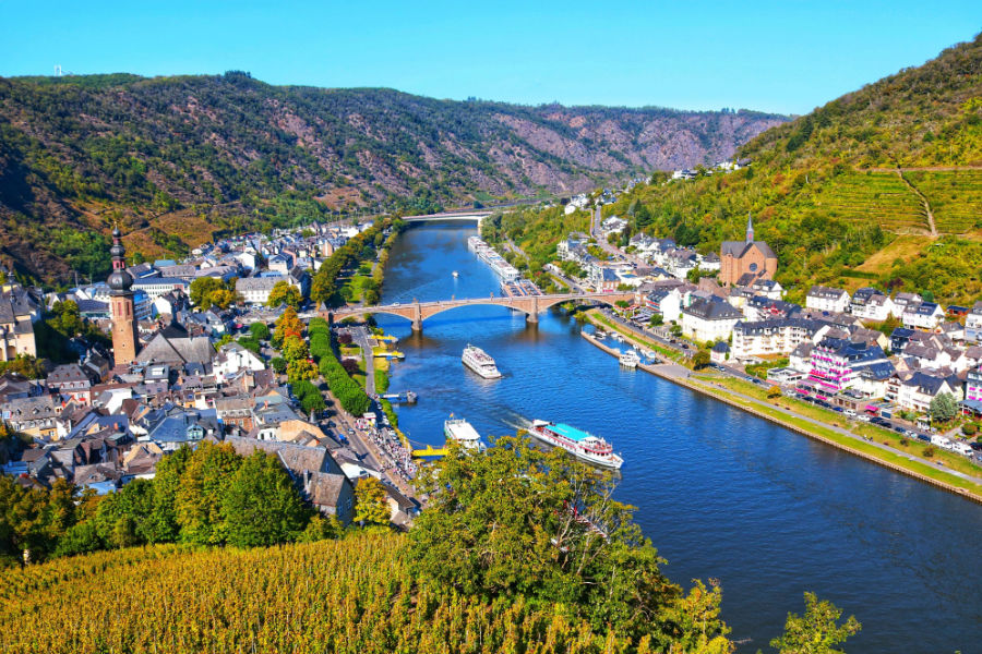 Ein Foto von Cochem an der Mosel, das einen Blick über die Stadt zeigt.