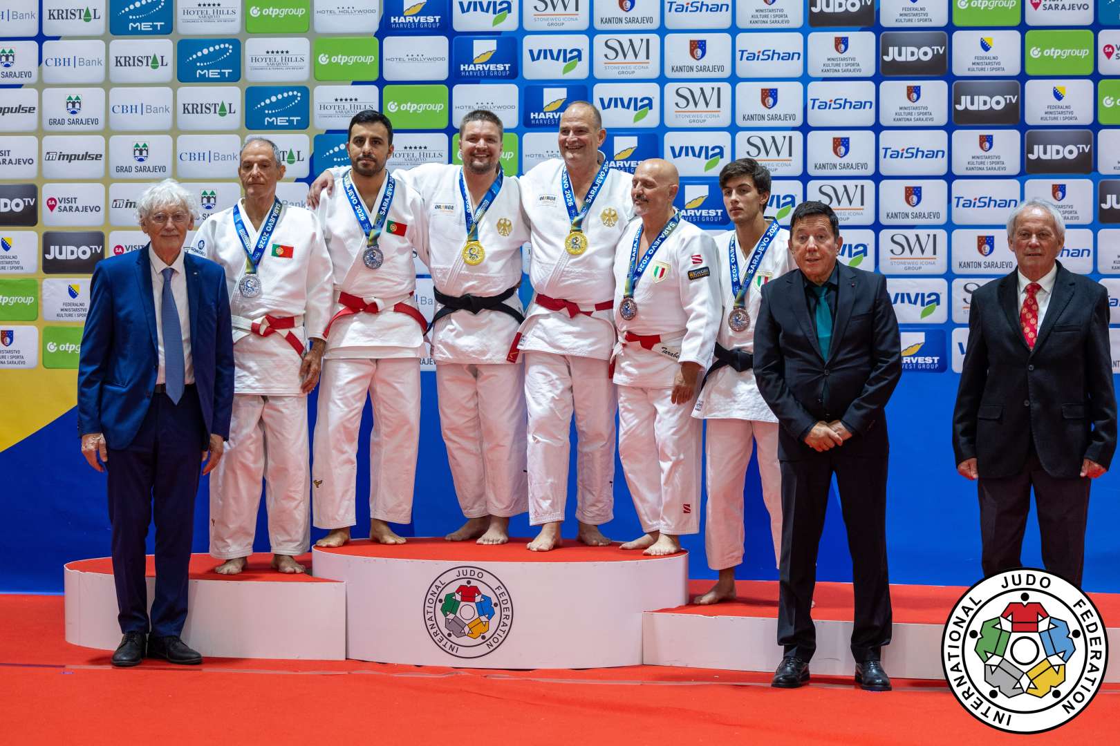 Ein Foto von Sönke Schillig und Johannes Kröger bei der Siegerehrung, neben ihnen die zweit- und drittplatzierten Judoka.